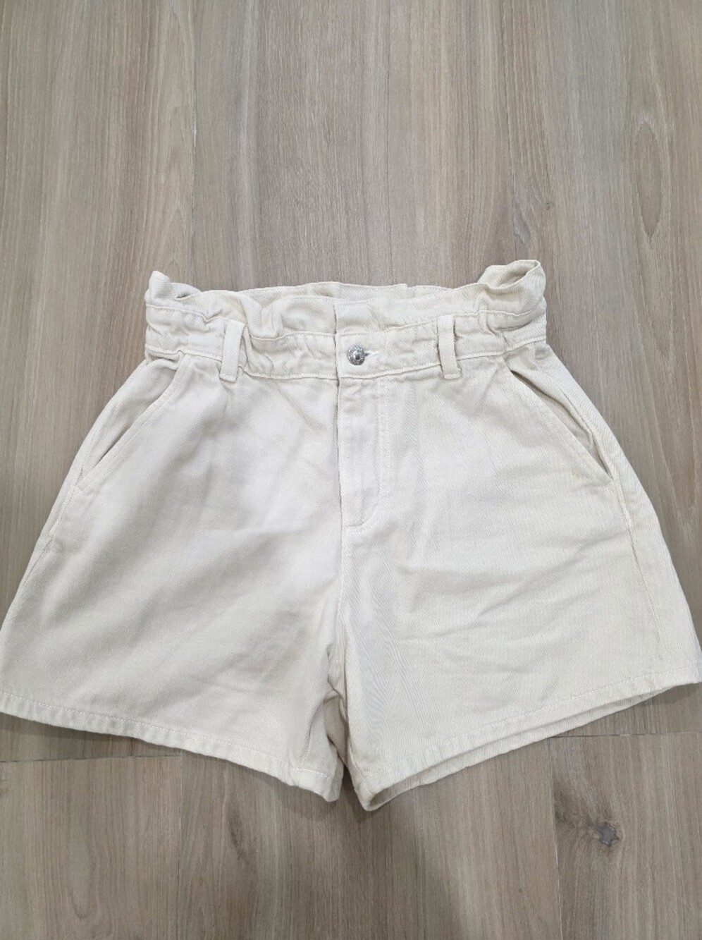 Título: Zara NWT Cream Paperbag Denim Shorts – Size S (US 2)